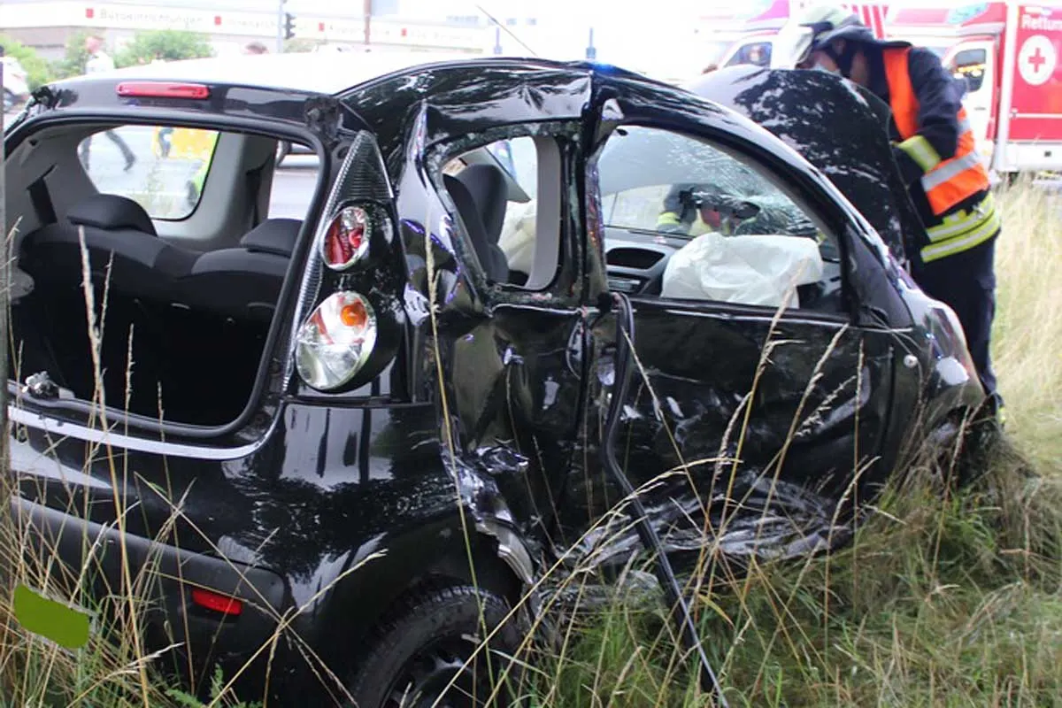 Unfall mit mehreren Verletzten in Düren - Autofahrer übersah Rettungswagen 