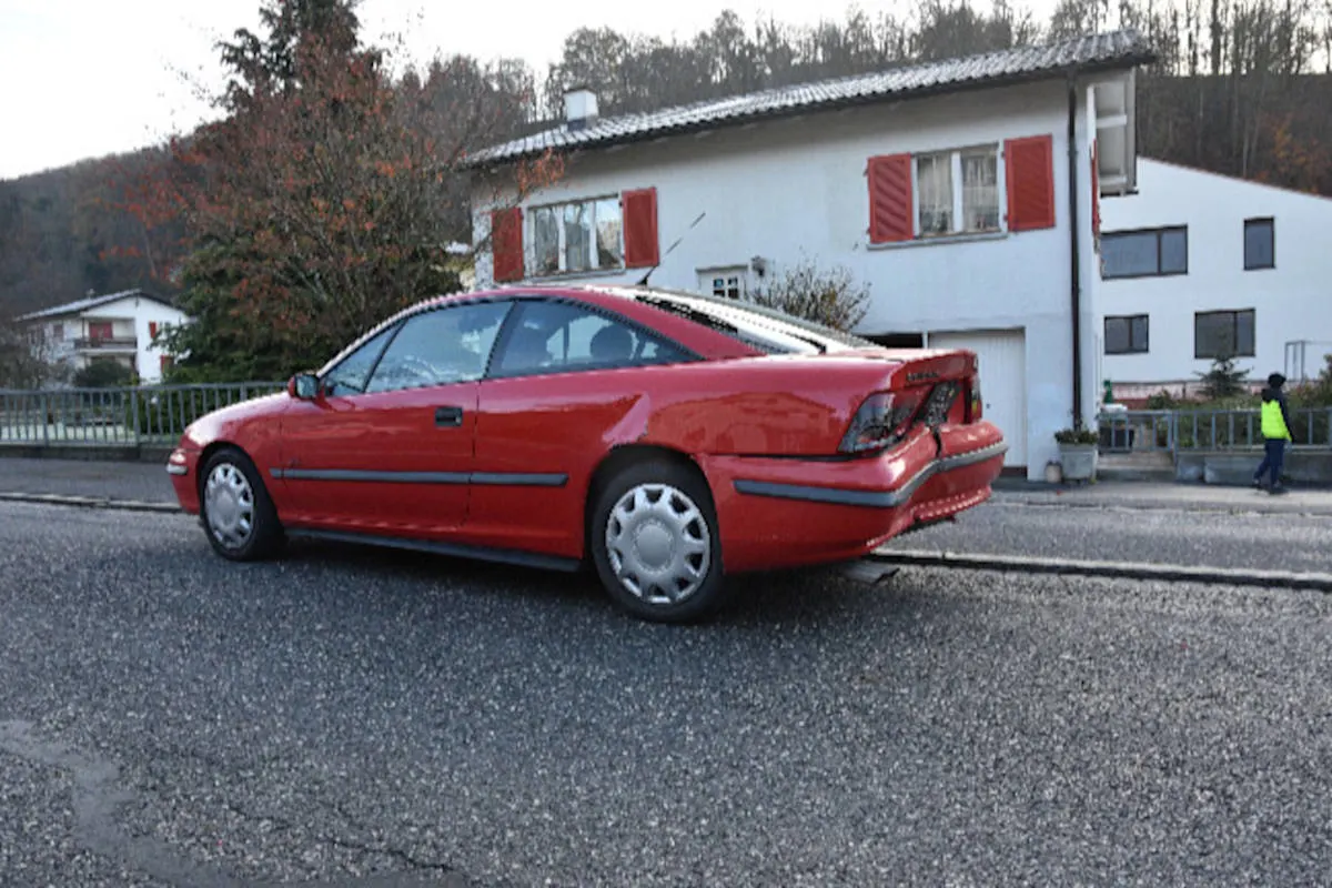 Gamprin FL - In parkiertes Auto gefahren.