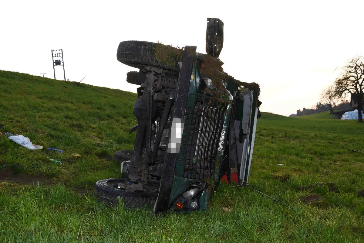 Unfall Ermenswil SG -  18-Jähriger baut wegen Ablenkung Selbstunfall