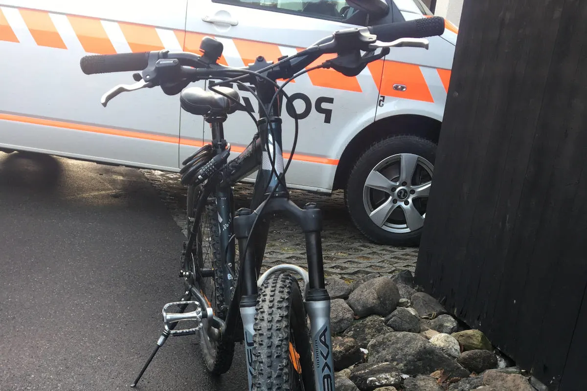 Glarus GL - Kollision zwischen Fahrrad und Fussgängerin