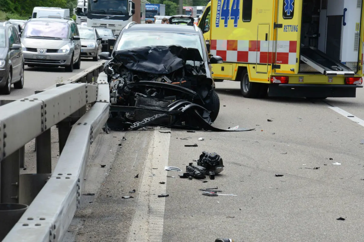 Augst A2 - Auffahrkollision mit zwei beteiligten Fahrzeugen – drei Personen verletzt