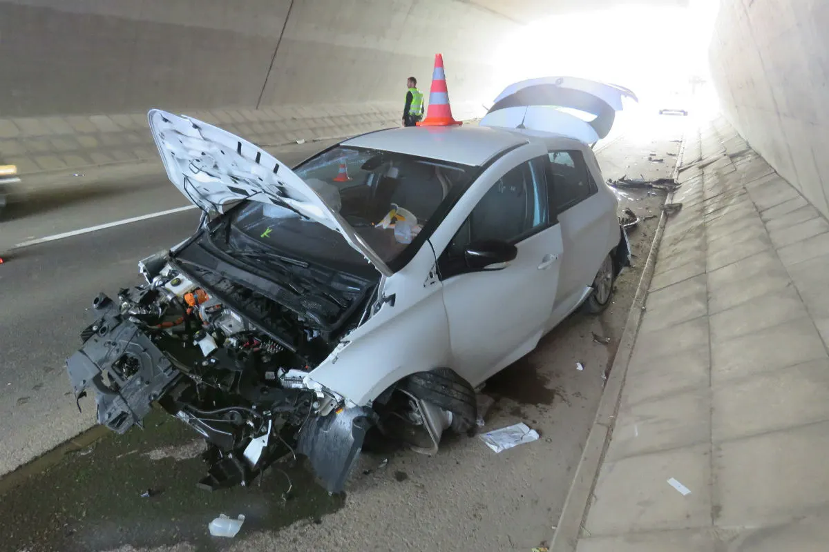 Birmenstorf AG - Auto kracht gegen Betonmauer