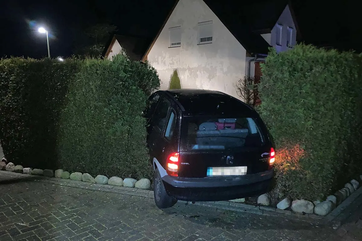Hecke stoppt Auto - Alkoholisierter Lenker ohne Führerschein flüchtet in Bremerhaven
