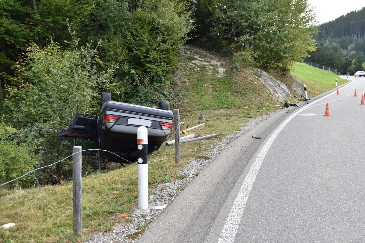 Trogen AR - Mercedes landet auf dem Dach 