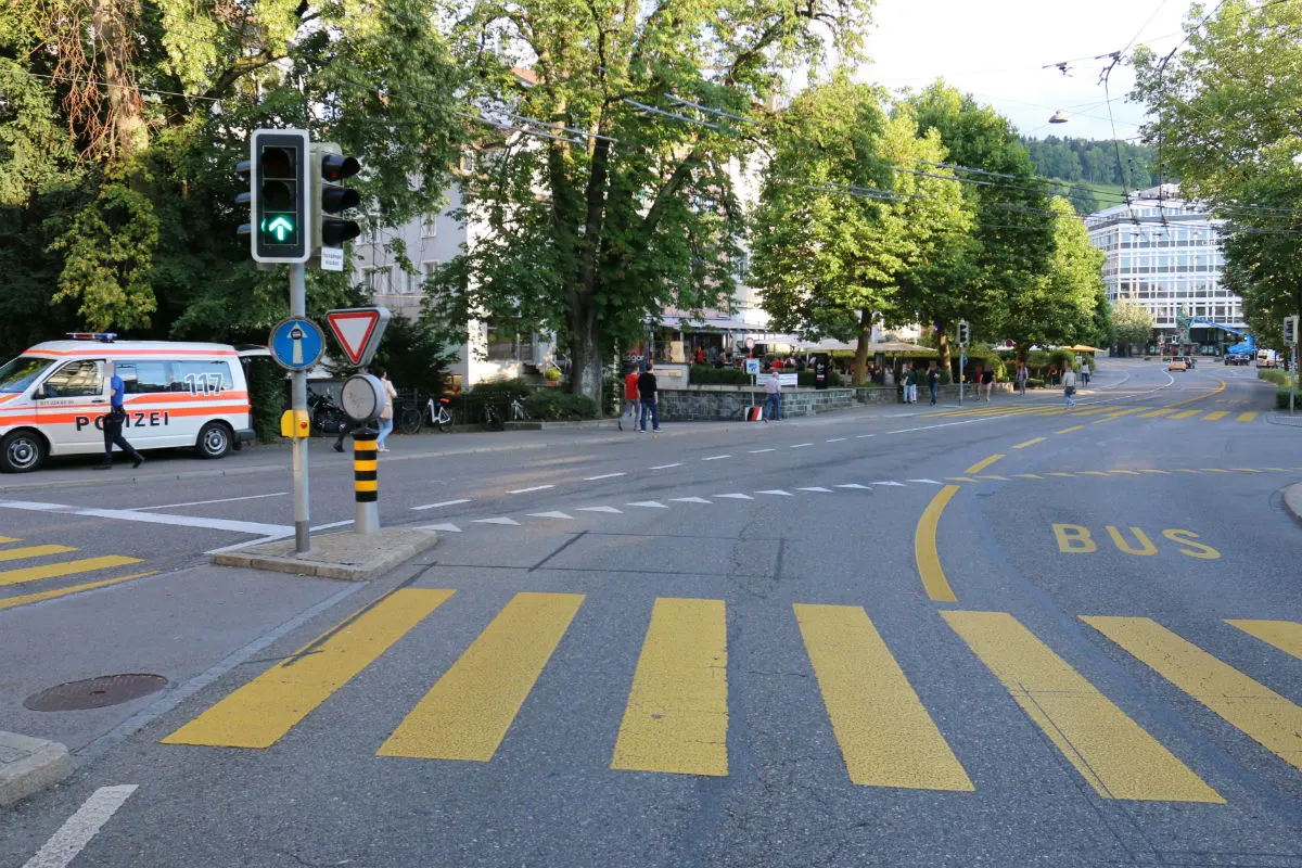 St. Gallen SG - Motorradfahrer gegen Auto geprallt