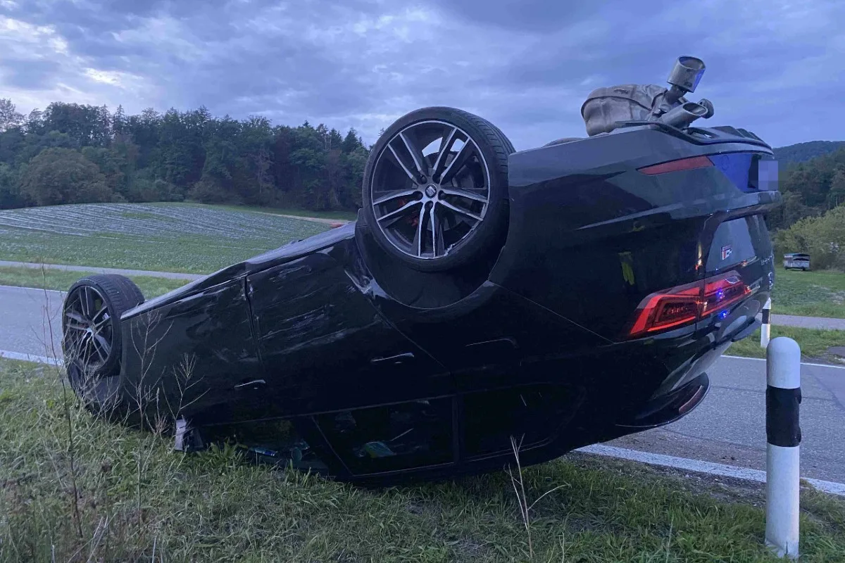 Würenlos AG - Auto nach Kollision auf Dach gelandet