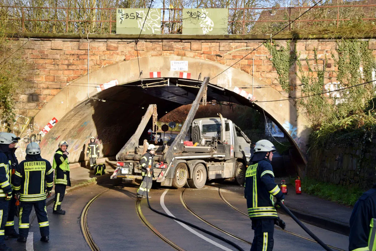 Mülheim an der Ruhr – Lkw bleibt in Unterführung stecken
