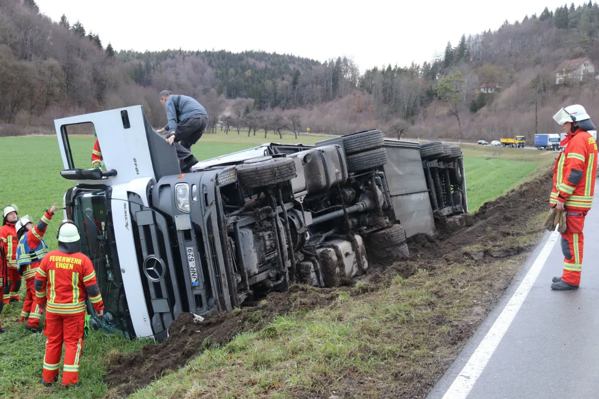 Hoher Sachschaden nach Lkw-Unfall - Zeugenaufruf