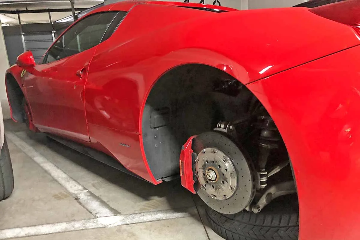 Mehrere Ferrari, Porsche und Mercedes AMG in Tiefgarage in Erkrath aufgebockt - Unbekannte schraubten Reifensätze ab!