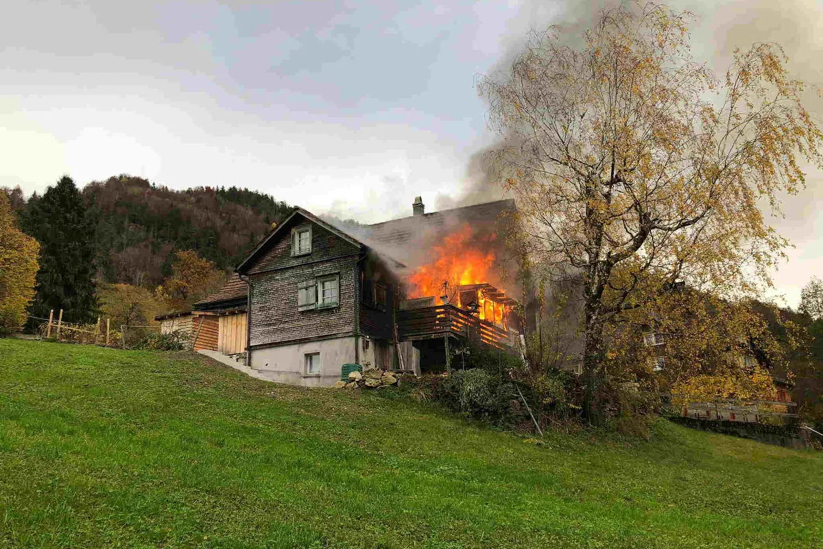 Drama in Ebnat-Kappel SG – Doppeleinfamilienhaus durch Feuer zerstört
