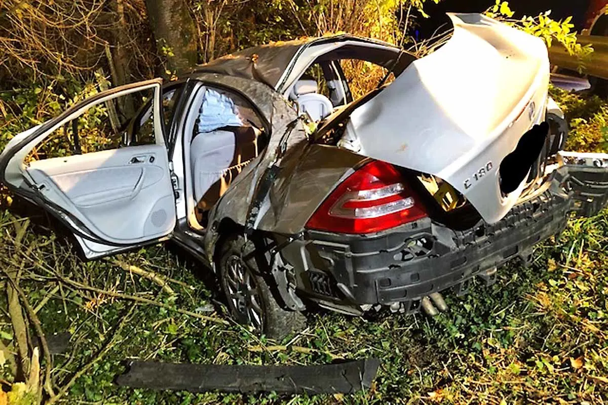 Auto prallt gegen Baum in Steinfeld - Schwerer Verkehrsunfall mit 5 Verletzten