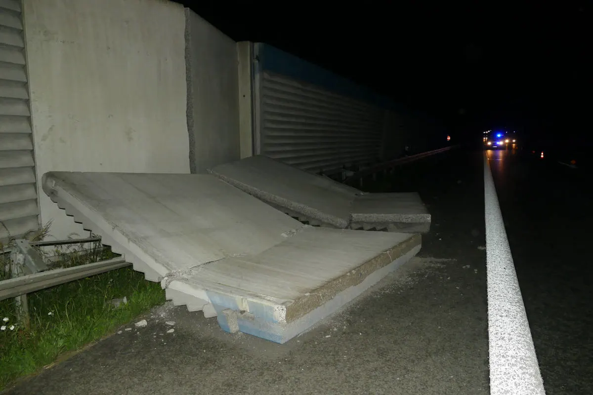 Lkw-Fahrer kippt Lärmschutzwand auf der A 2 um
