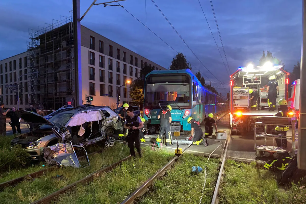 Frankfurt am Main  – PKW kollidiert U-Bahn.