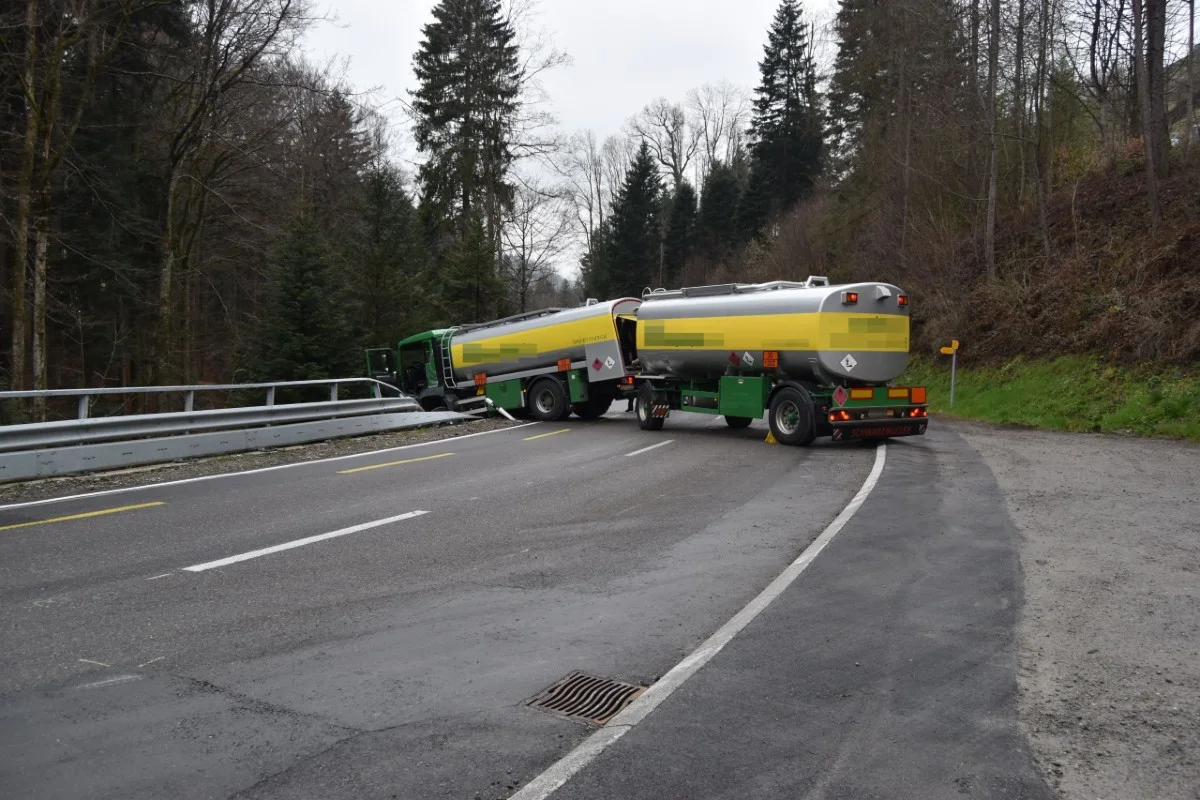 Niederteufen AR - Strasse nach Unfall gesperrt