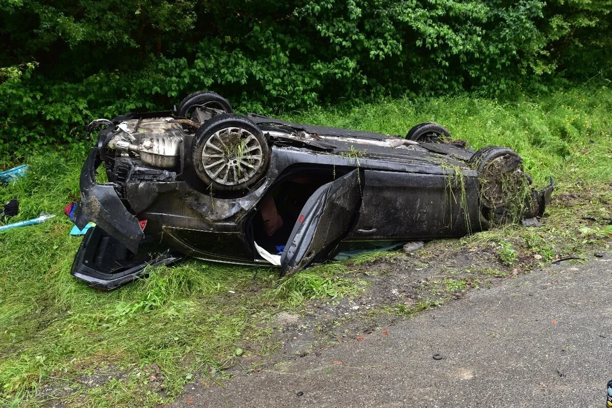 Wien/A1 – Auto bei Unfall mehrfach überschlagen - Vater alkoholisiert am Steuer