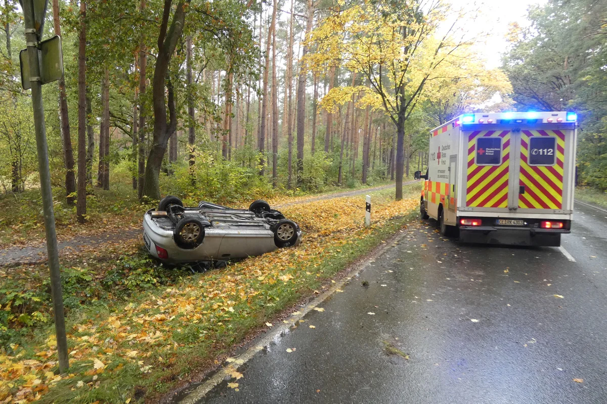 Wietze NI – Auto überschlägt sich bei Alleinunfall