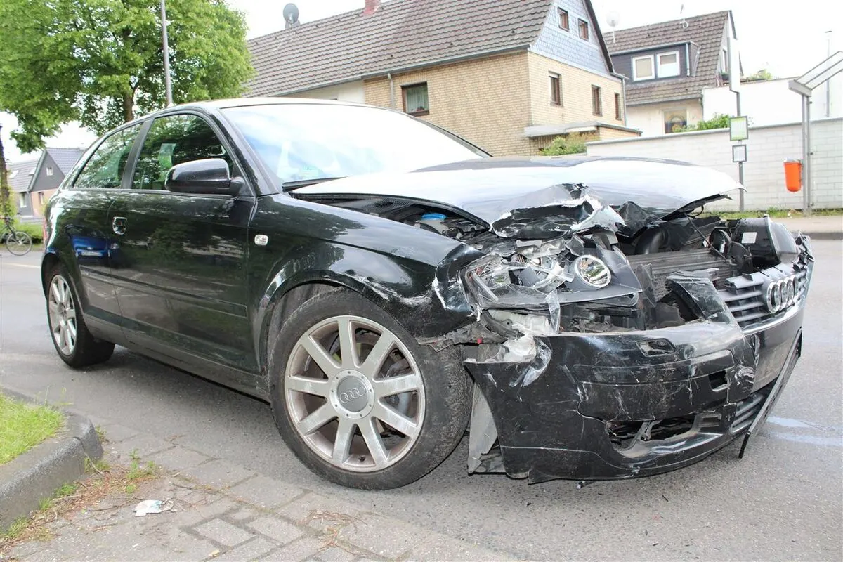 Bergisch Gladbach - Hoher Sachschaden nach Kollision 