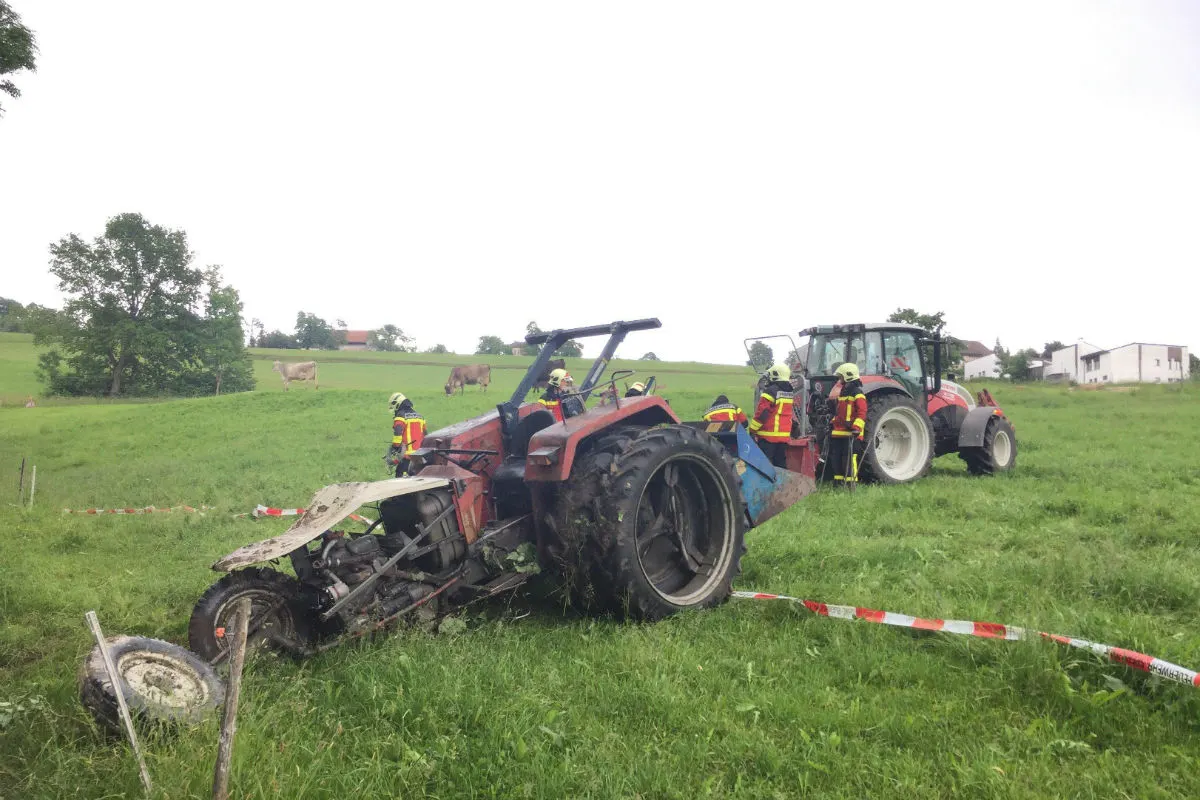  Kirchberg SG - Ungenügend gesicherter Traktor rollt Abhang hinunter