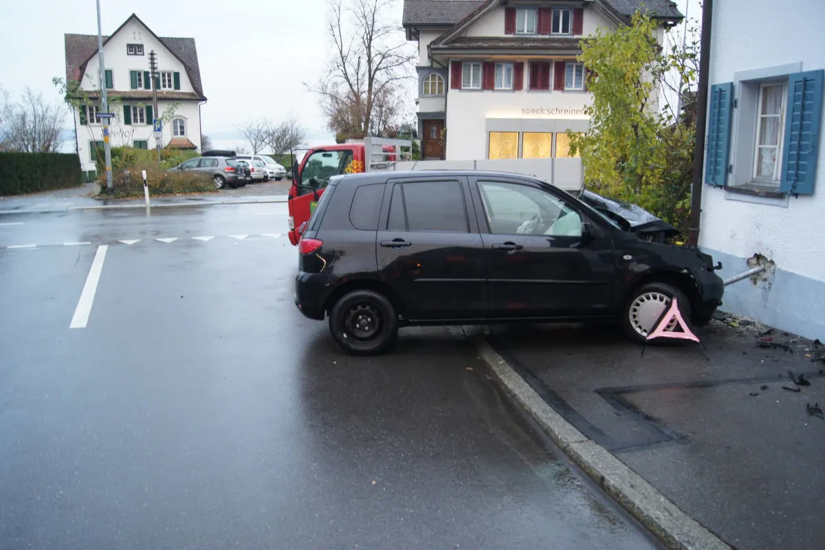 Oberwil bei Zug ZG - Autofahrerin fährt gegen die Wand