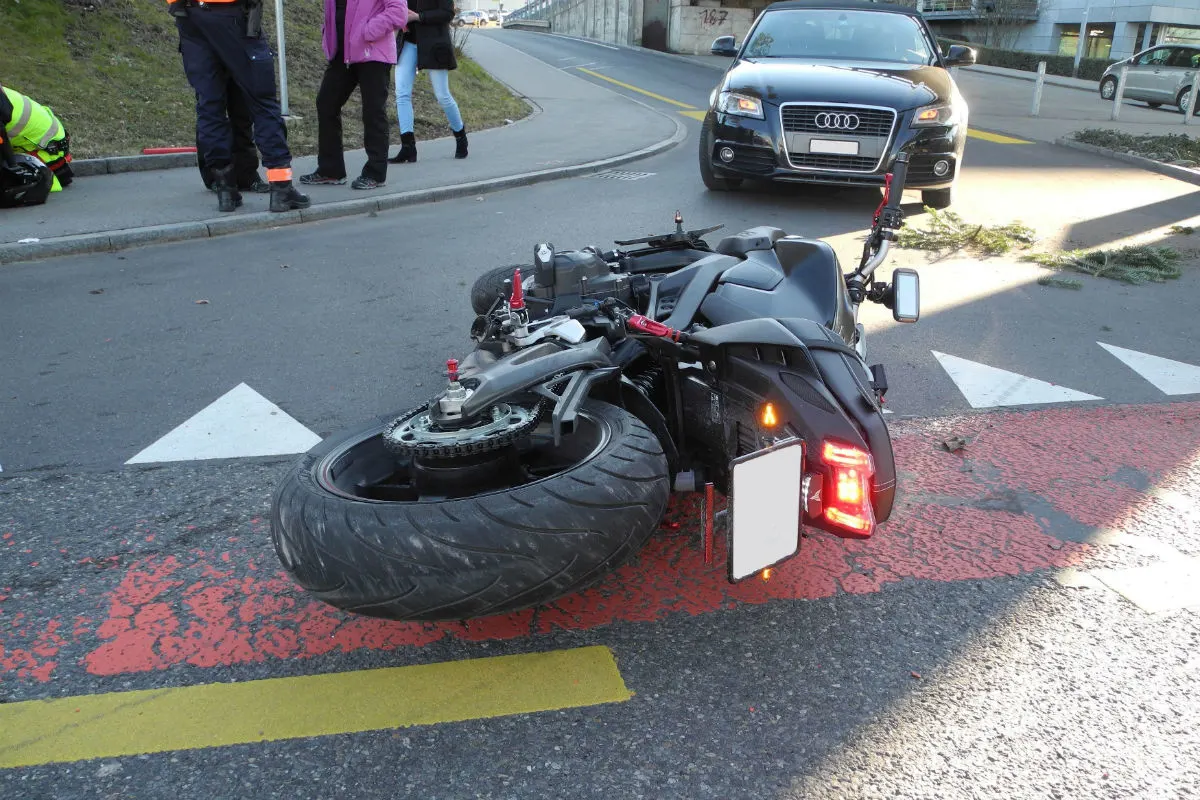 Pfäffikon SZ - Schwerverletzter Motorradfahrer nach Kollision mit Personenwagen