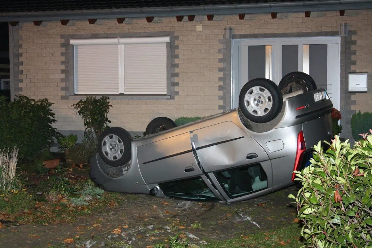 Unfall Unna - Pkw landet in einem Vorgarten auf dem Dach