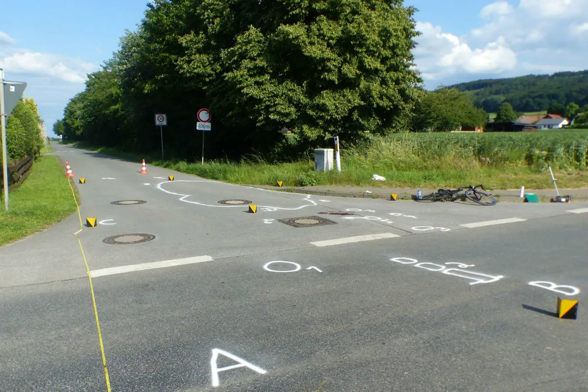 Rennvelofahrer erfasst und schwer verletzt liegengelassen