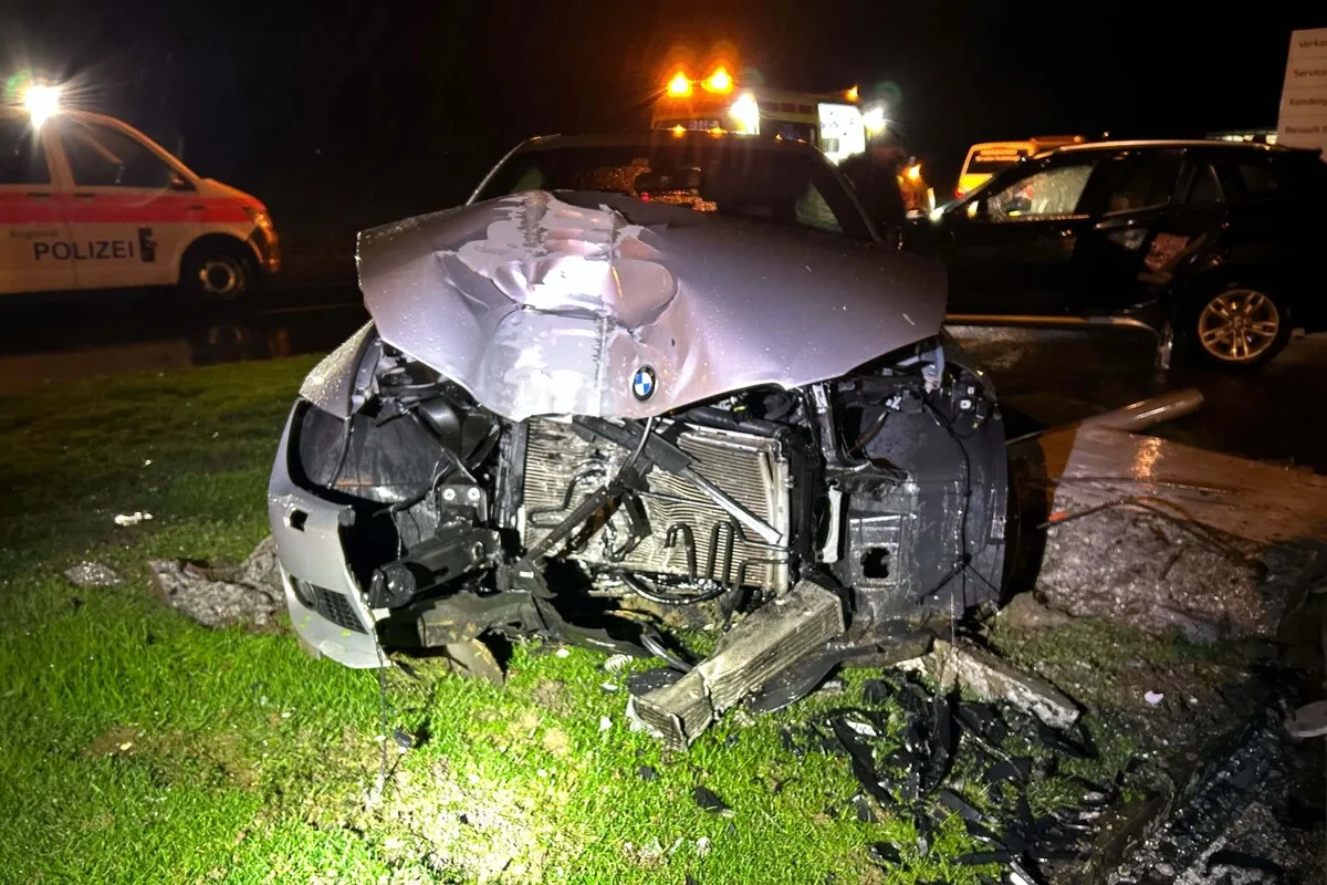 Unfall in Oberkulm AG - Neulenker prallt gegen eine Werbetafel