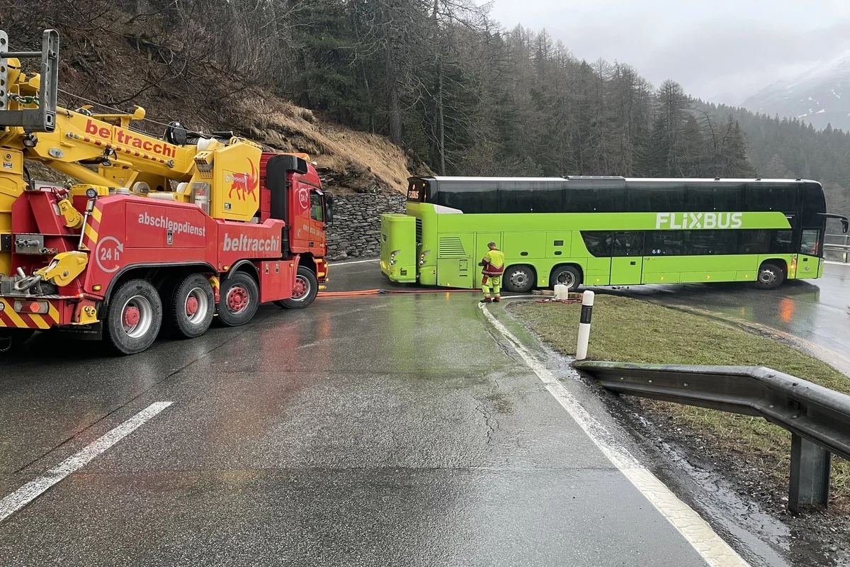 Maloja GR - Malojastrasse wegen eines Reisebusses zweieinhalb Stunden gesperrt
