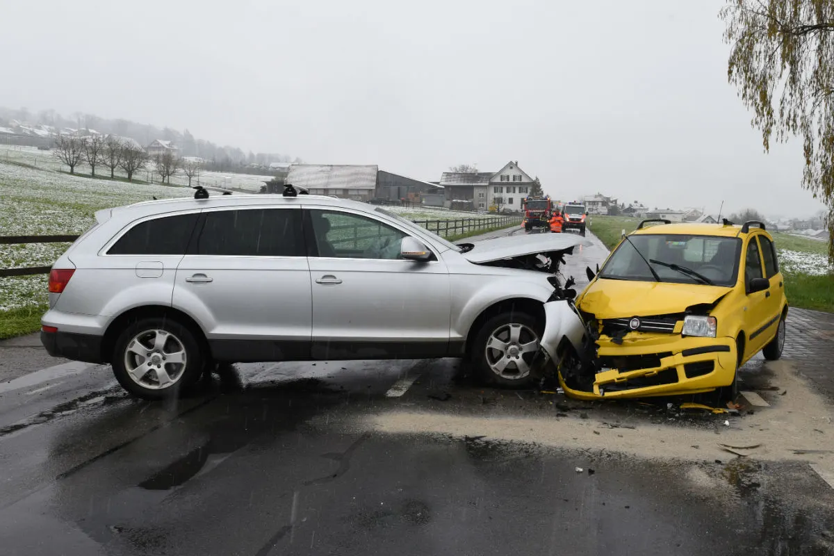 Aesch LU - Kollision zwischen zwei Autos – zwei Personen verletzt