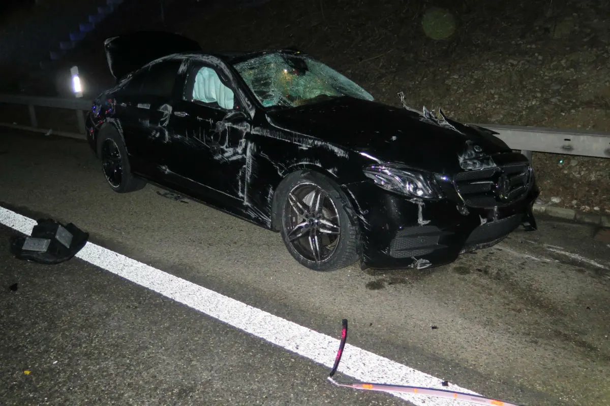 Pratteln A2 BL  -  Mercedes prallt frontal in Spurtrennungseinrichtung!