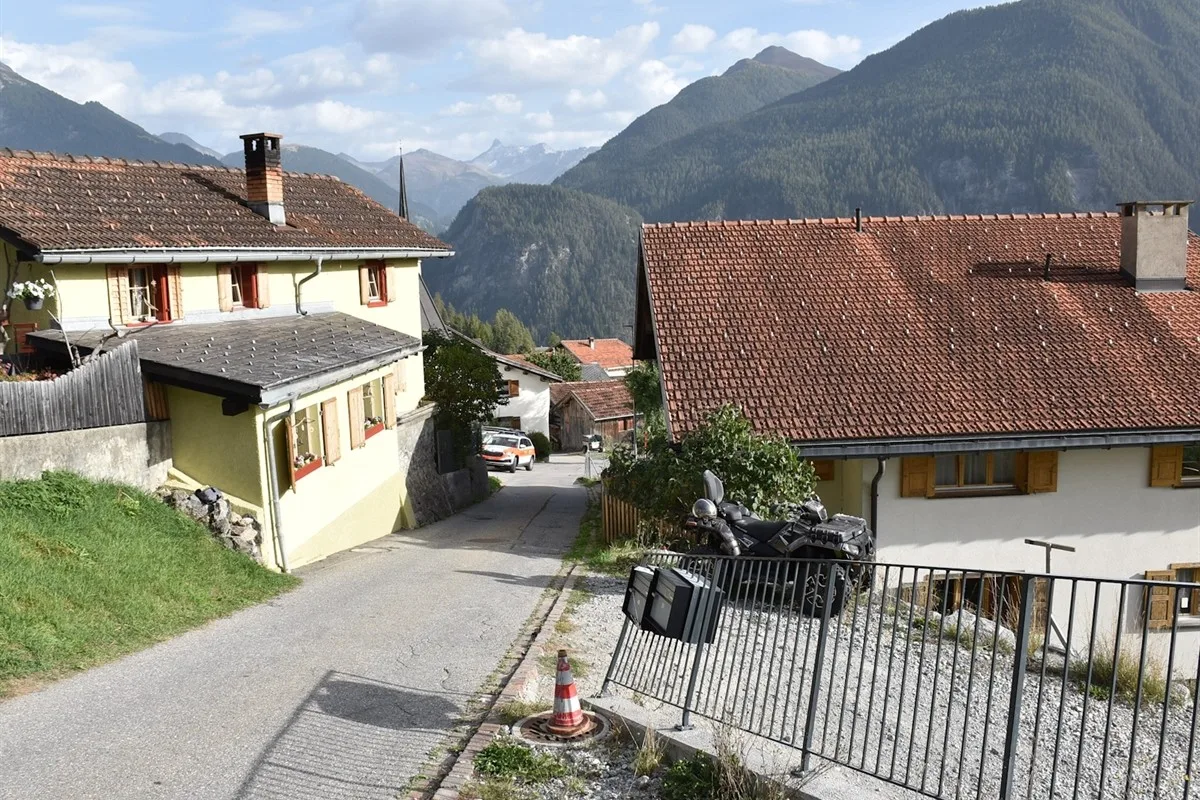 Alvaneu Dorf GR - Quad in Linkskurve überschlagen
