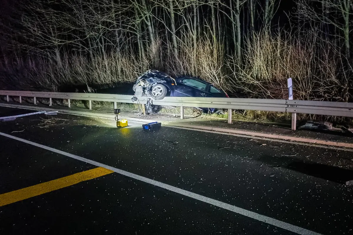 Menden – Bei nächtlichem Unfall auf Leitplanke gelandet