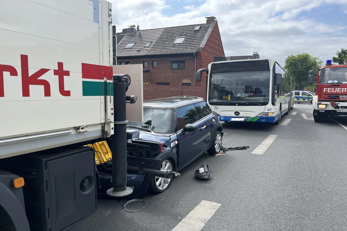 Moers - Auffahrunfall zwischen einem LKW,  PKW und einem Linienbus