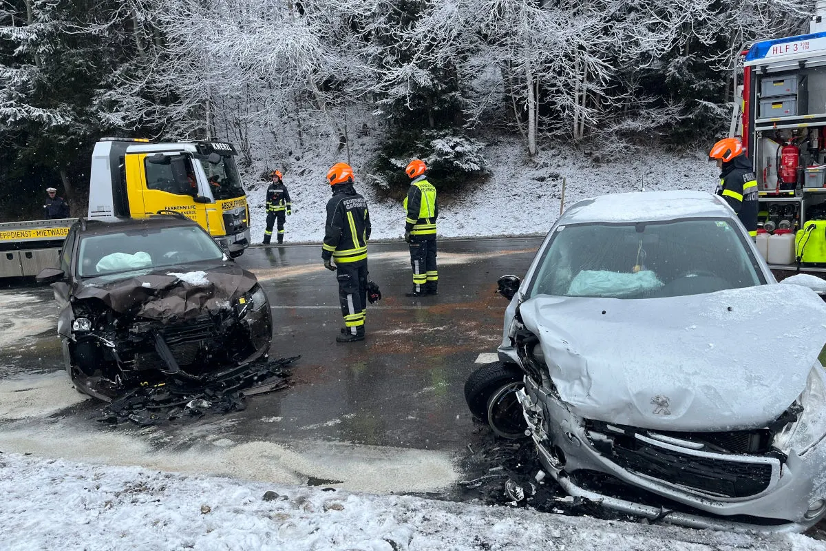 Mitterberg-Sankt Martin – Unfall auf schneeglatter Fahrbahn