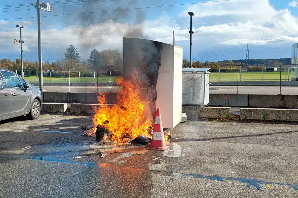 Egerkingen SO - Toitoi-Häuschen nach Brand zerstört 