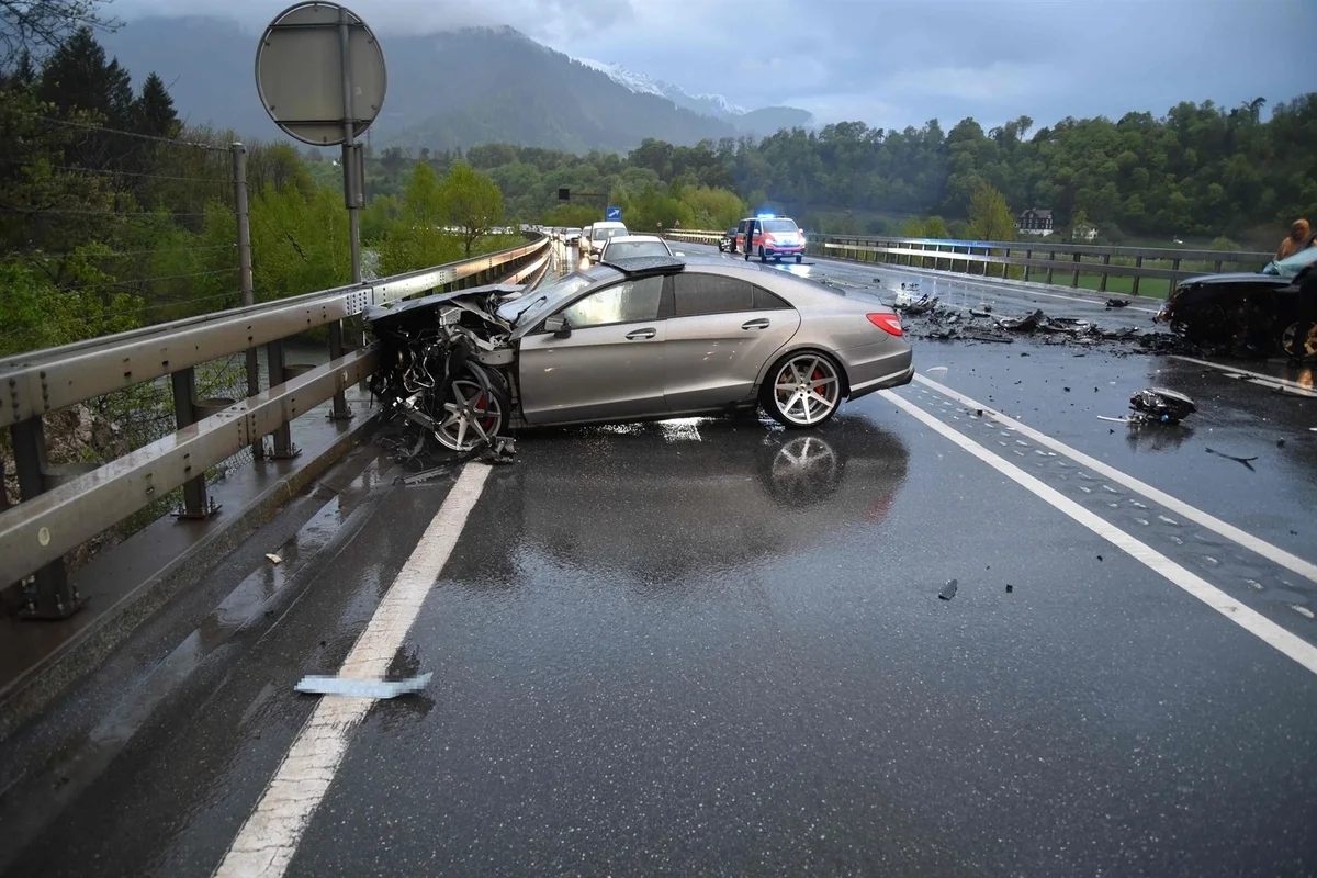 Heftiger Unfall auf der Autostrasse A13 in Domat/Ems GR