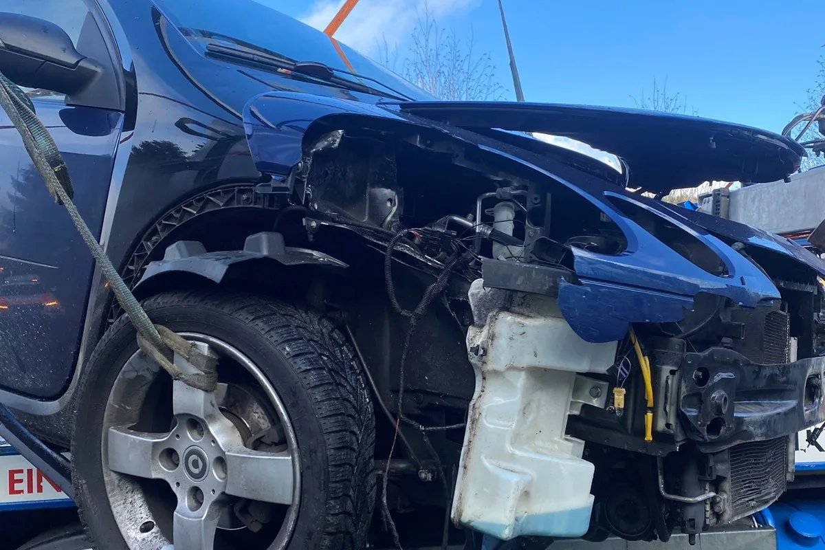 Safenwil AG - Renault prallt gegen parkierte Autos