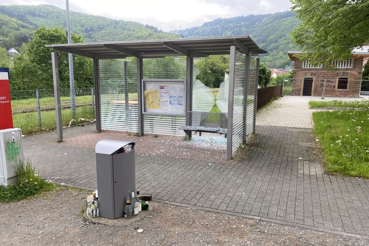 Wolfstein - Scheibe eines Fahrgastunterstandes beschädigt