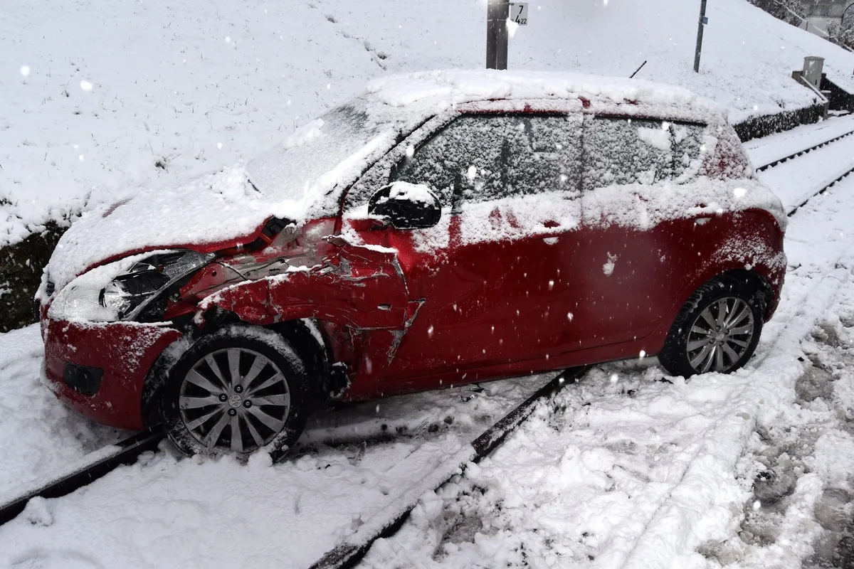 Speicher AR - Unfall auf schneebedeckter Strasse 