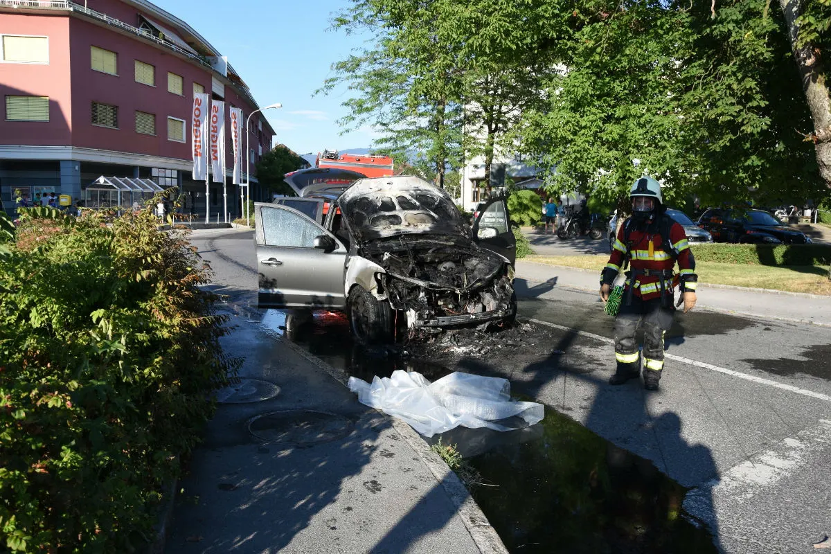 Diepoldsau SG - Auto geht in Flammen auf!