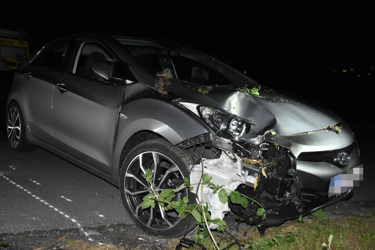 Marbach SG – Auto fährt in Baum