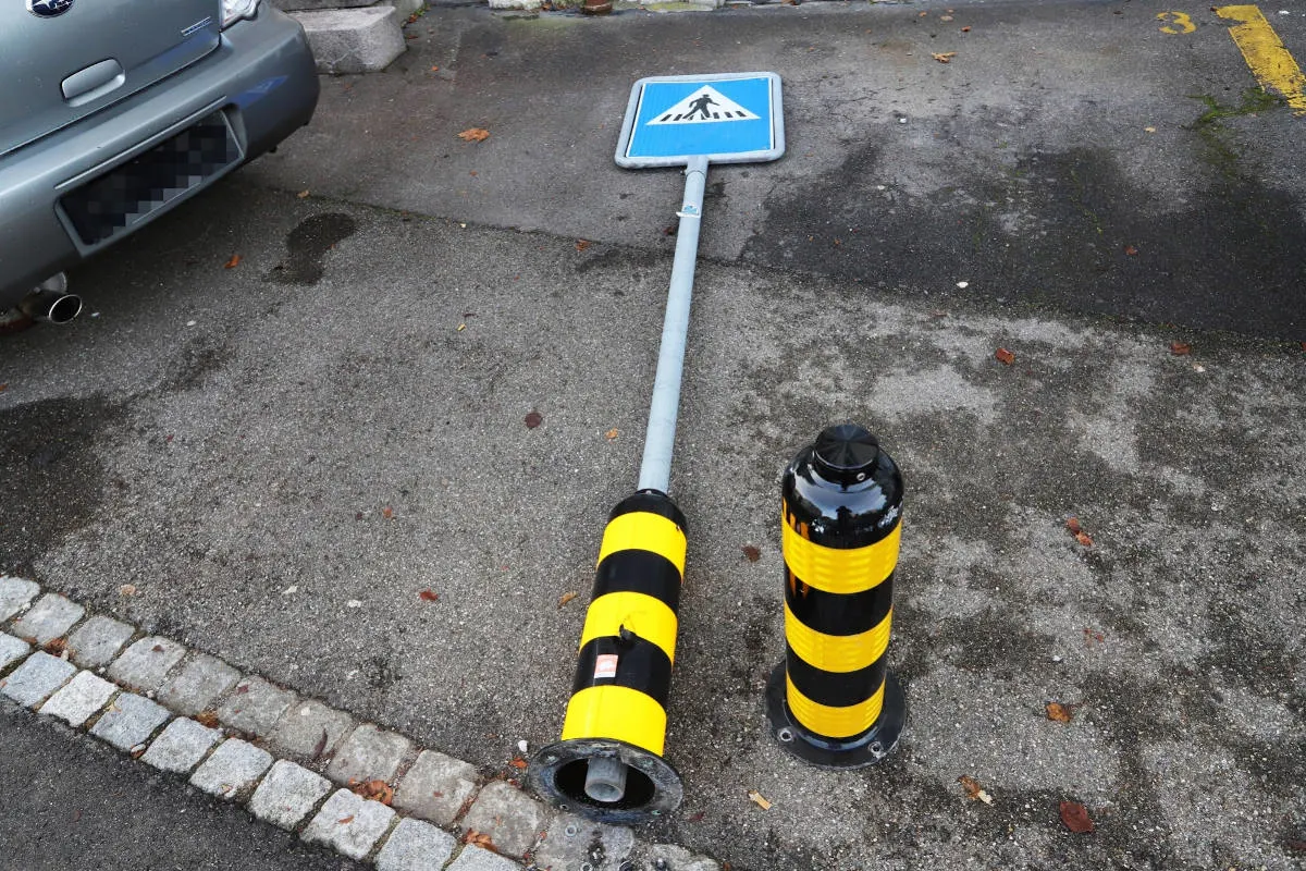 Unfall in St.Gallen – Personenwagen kollidiert mit Verkehrsteiler