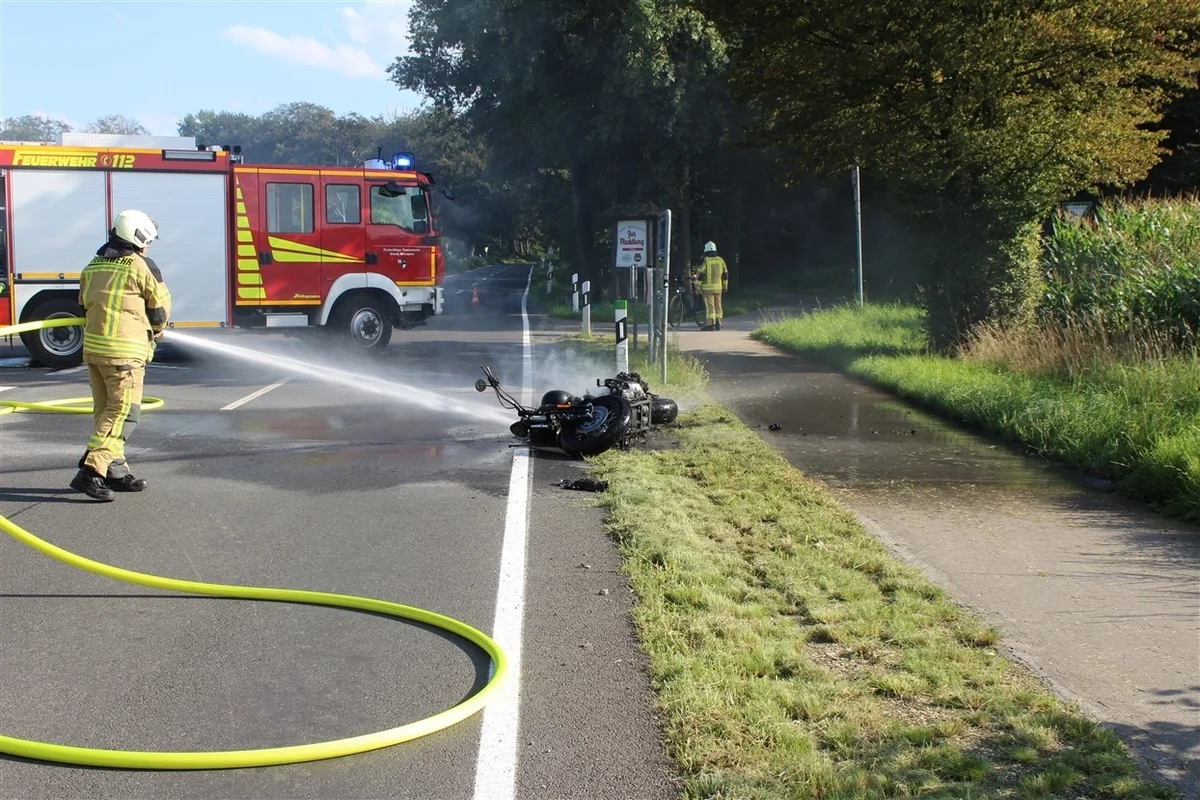 Grefrath NW - Motorrad brennt nach Unfall 