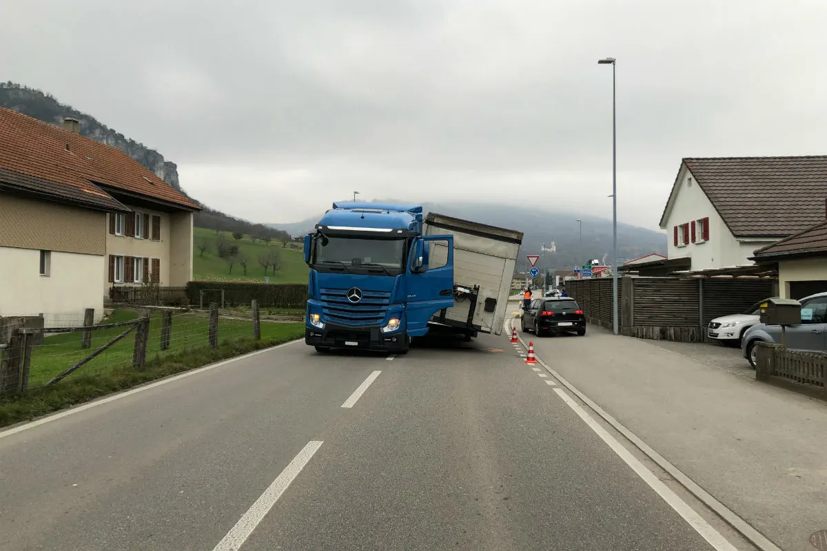Niederbipp BE - Auflieger von Sattelschlepper blockiert Strasse