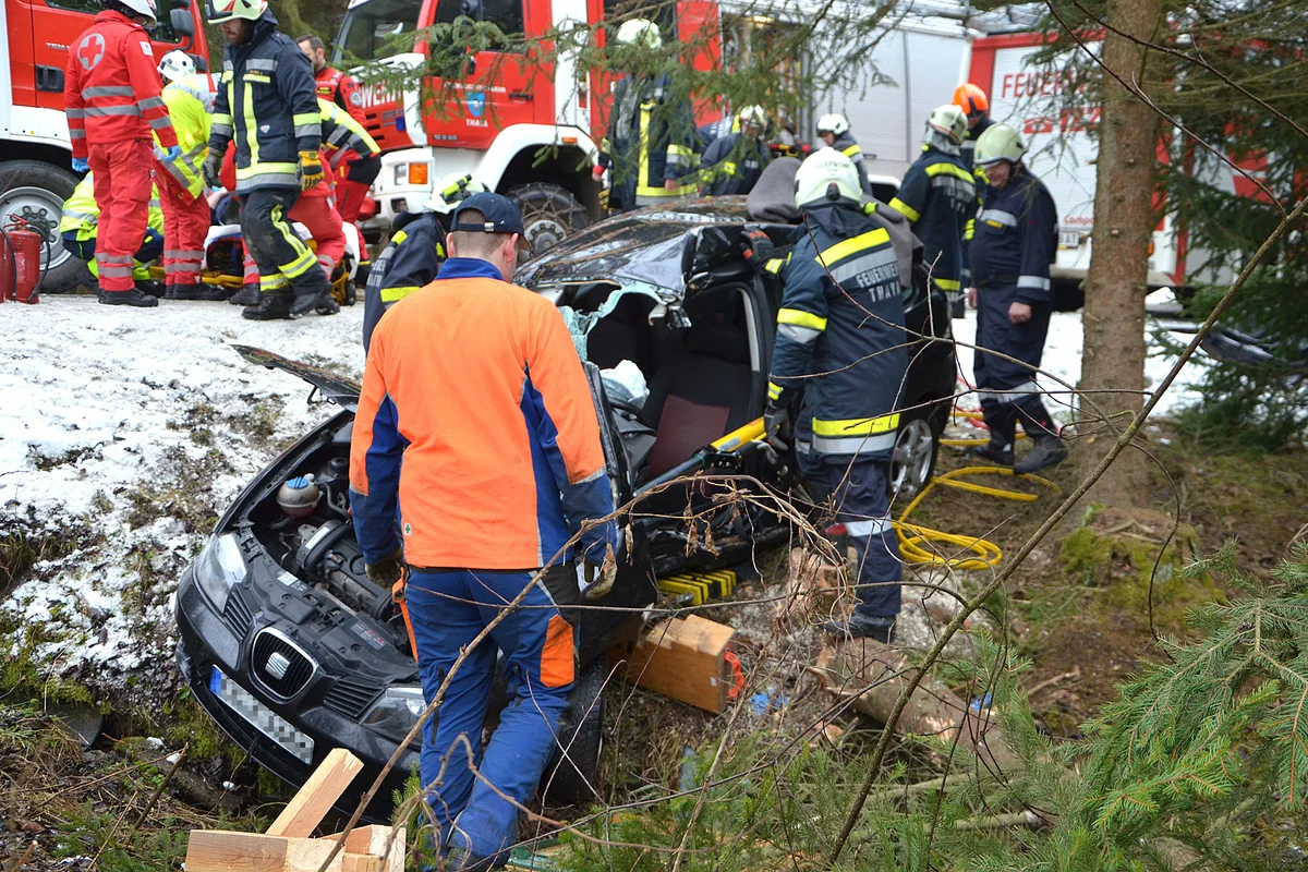 Niederedlitz – Kollision mit Baum - Feuerwehr rettet Mutter und Säugling aus Auto