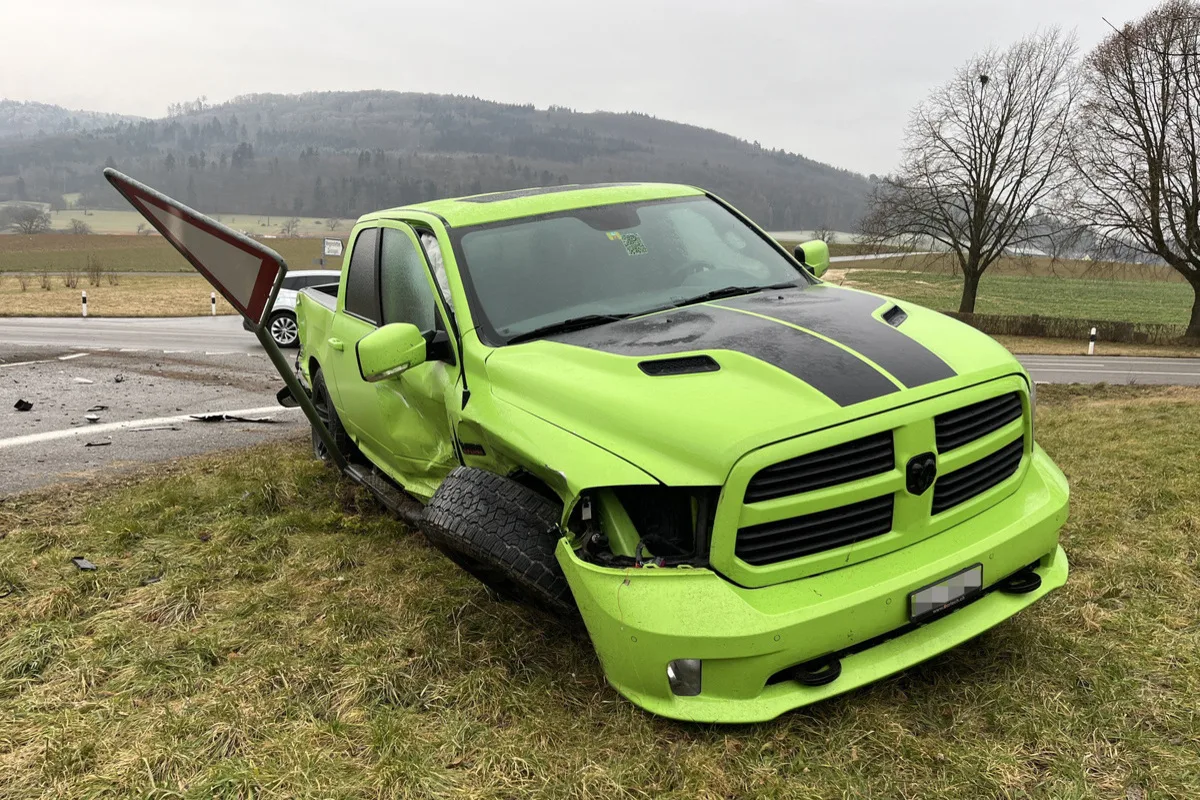 Zeiningen AG – Feuerwehr befreit Lenkerin nach Unfall aus Auto 