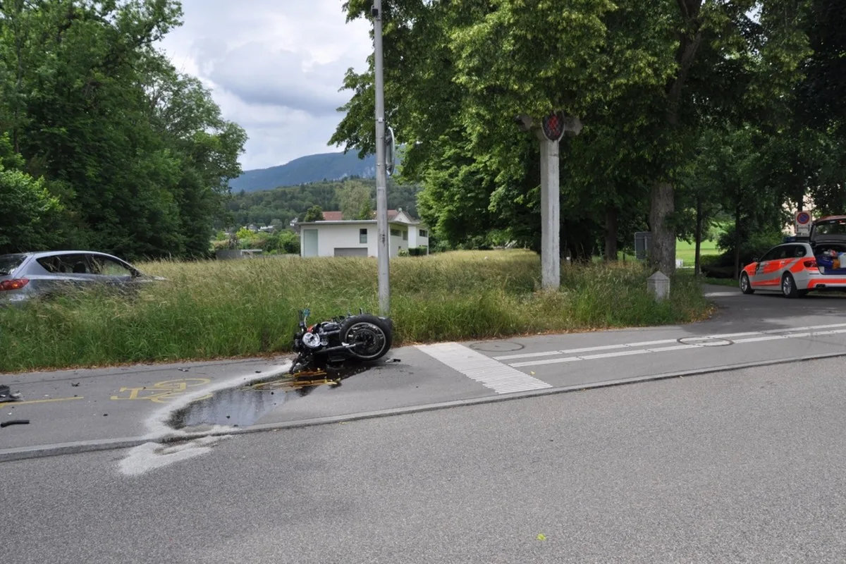 Feldbrunnen SO - Heftige Frontalkollision zwischen Motorrad und Auto!