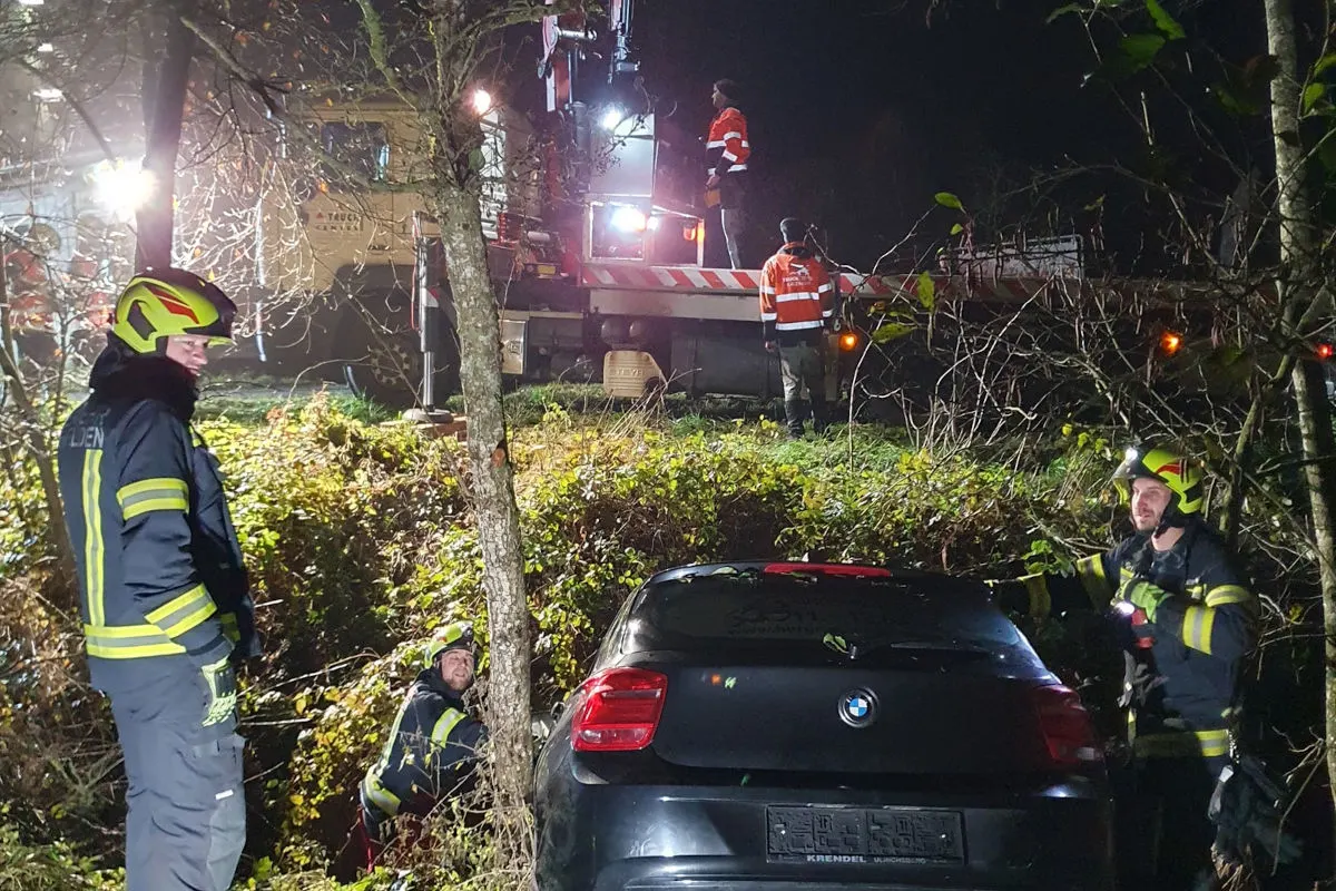 Fahrerflucht in Altenfelden OÖ – Pkw landet bei Unfall im Bach