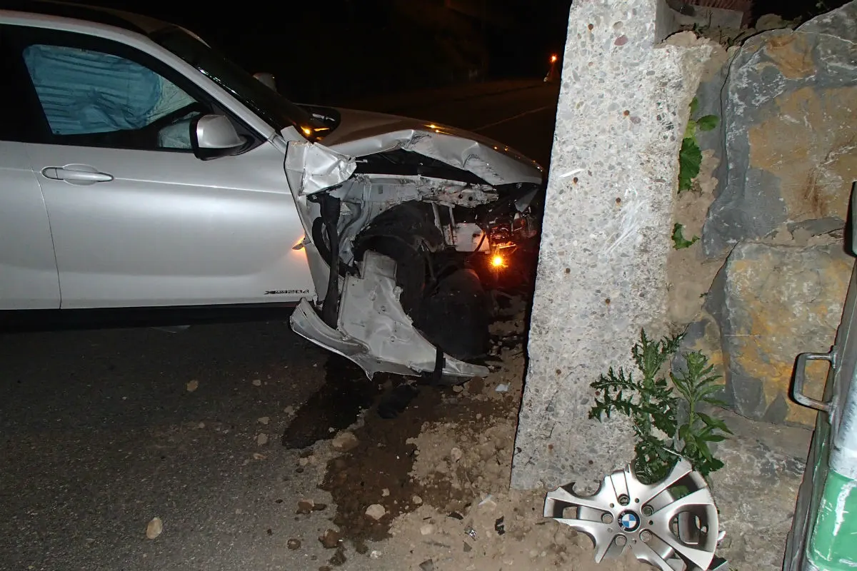 Killwangen AG - Auto gegen Mauer geprallt