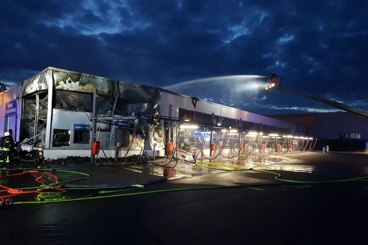 Brand einer Waschstrasse sorgt für Grosseinsatz